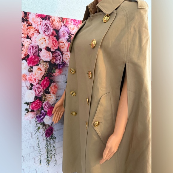 Burberry trench cape crafted in the house's signature heritage style. - Picture 4 of 16